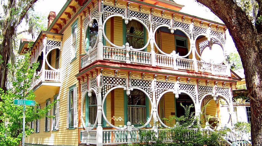 Explore the Savannah Historic District
